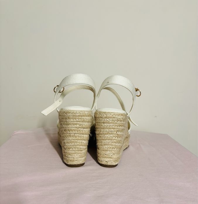 Бели сандали на платформа , нови.