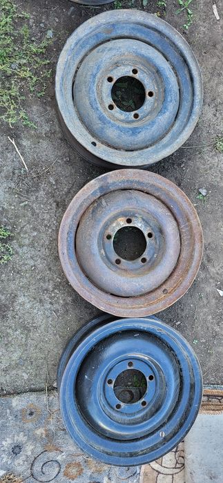 Продам диски на уаз на 15 и на газ 69 размер 16