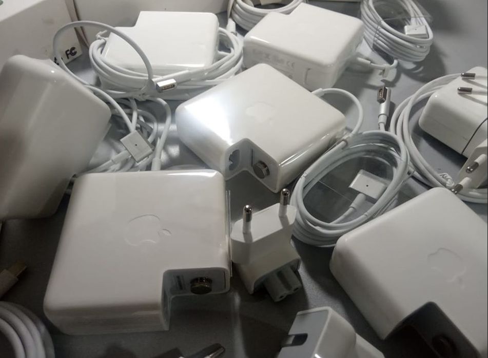 на MacBook - зарядка, блок питания
