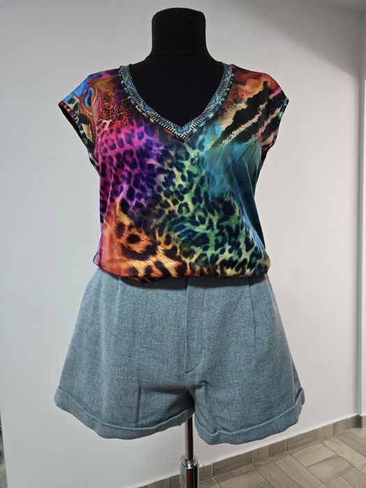 Pantaloni scurti din fibre naturale, prezintă captuseala cu buzunare