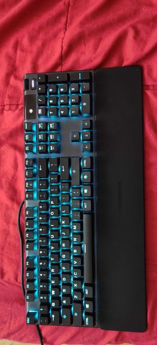 Геймърска Клавиатура SteelSeries Apex 5