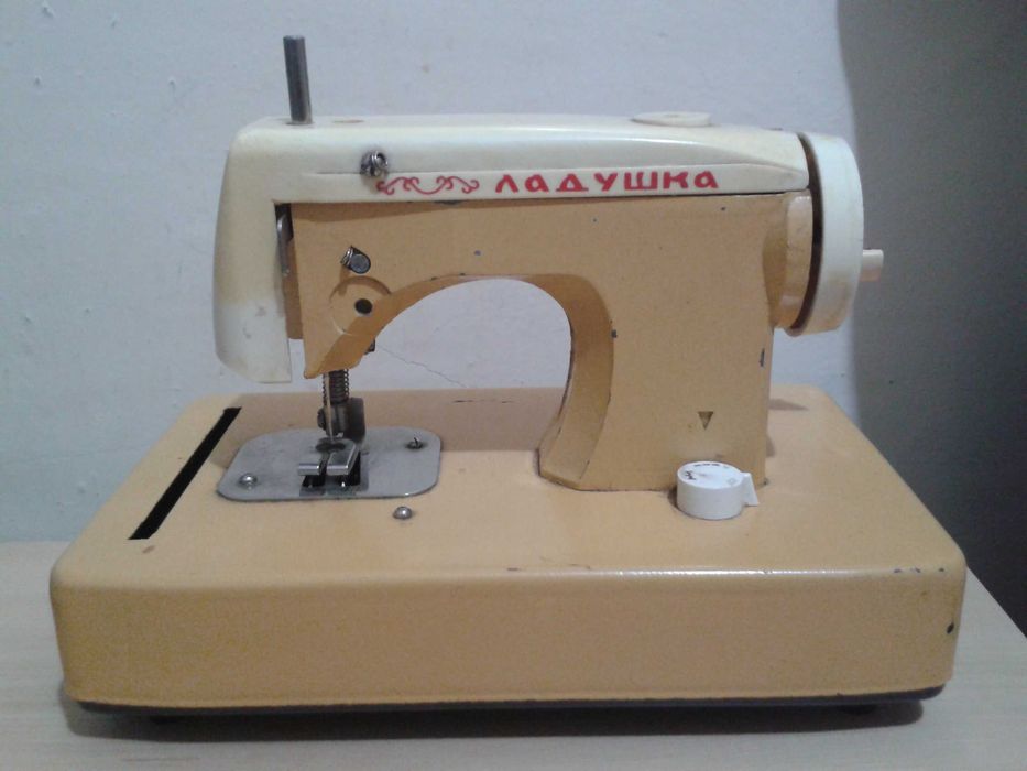 Masina de cusut anii 60-70 de jucarie varianta Sovietica