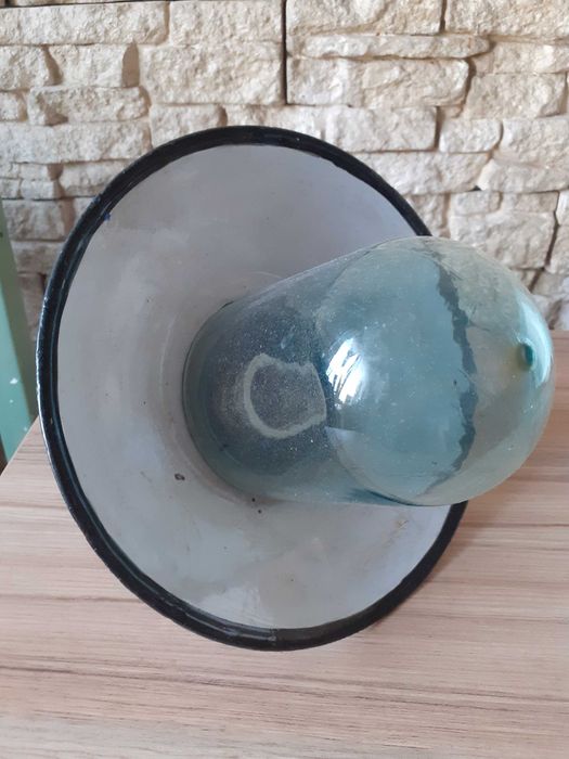 Lampă industrială veche, în stare bună, cu baza și abajurul din sticlă