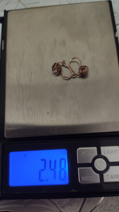 Продаются золотые серьги