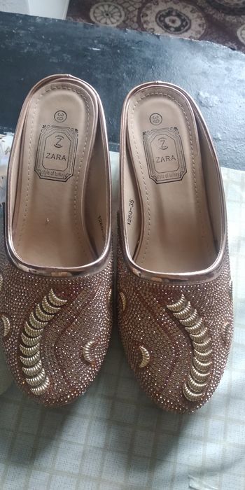 Туфли сотилади. Продается туфли.