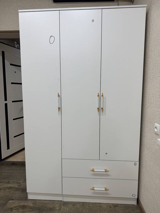 Shkaf sotiladi dastafka ustanovka bepul buladi ichida