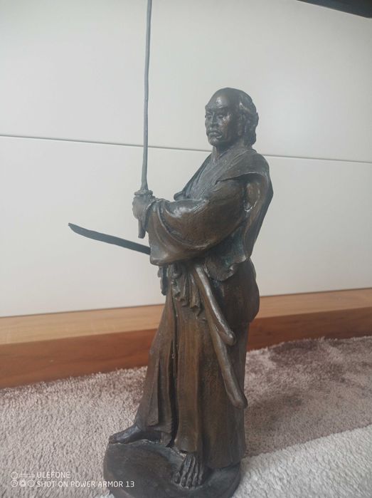 Продавам статуя на самурай бронз.