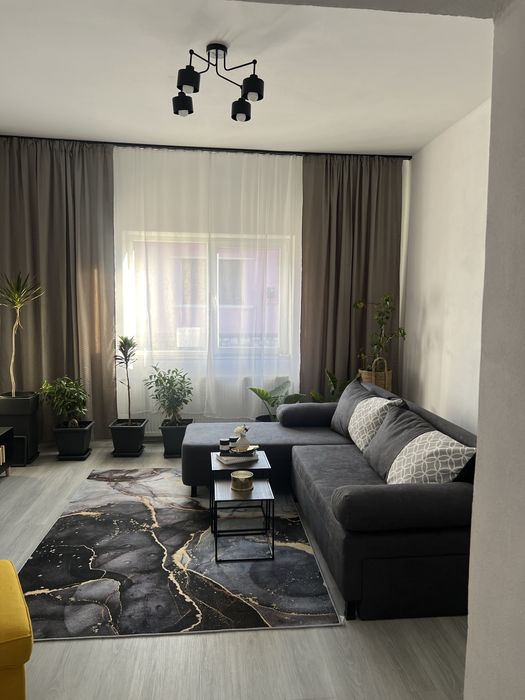 Inchiriez apartament la casa