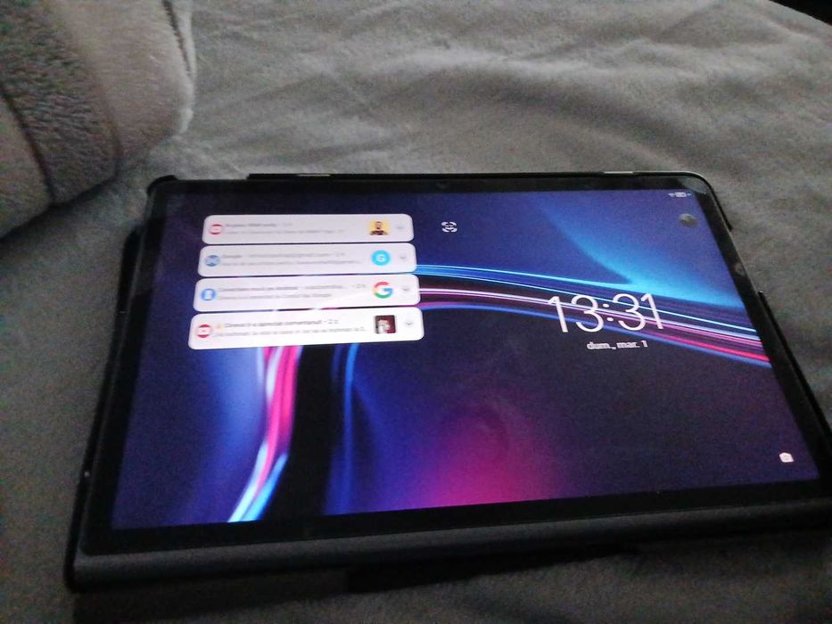 Vand tableta lenovo tab plus 11.5 inch cu husa ca noua