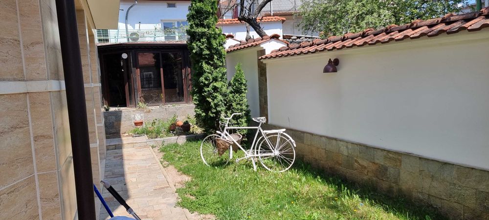 1829-Продава се двуетажна луксозна къща в кв. "Варош"