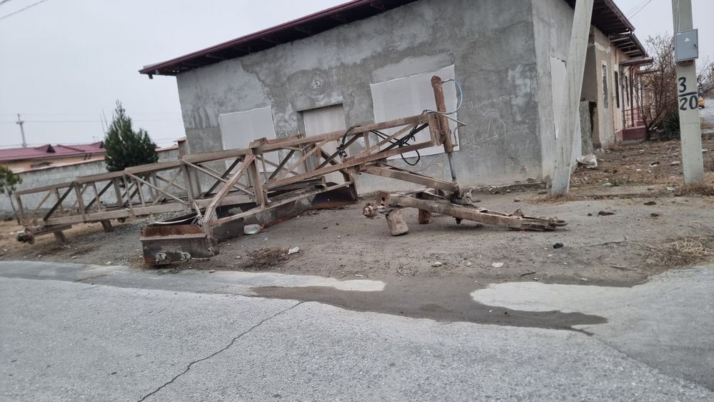 "Orion" traktor sotiladi. Aylanadigan Pligi, dlinniy bazasibilan birga