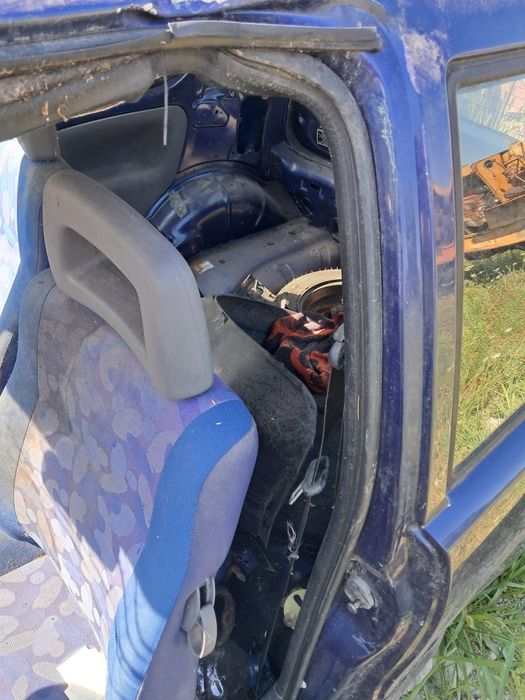 Vând Fiat Seicento, fabricație 2000, Motor de 1000 pe benzină, avariat, fără acte, pentru piese, dezmembrez: cutie, motor (89mii km), tapițerie
