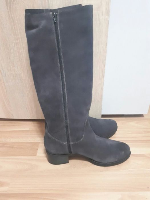 Vând cizme de damă din piele întoarsă