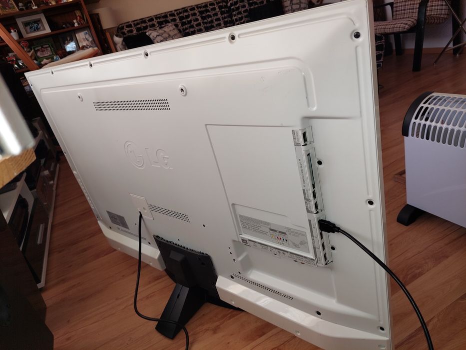 Продавам телевизор lg модел 47LM669S - ZC