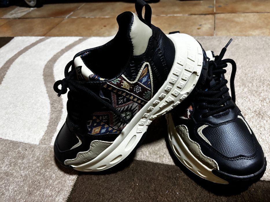 Adidasi design modern