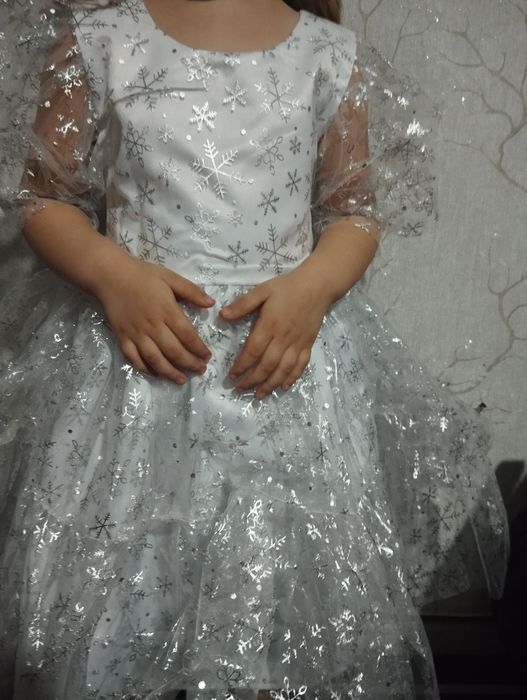 Продам платье снежинки.