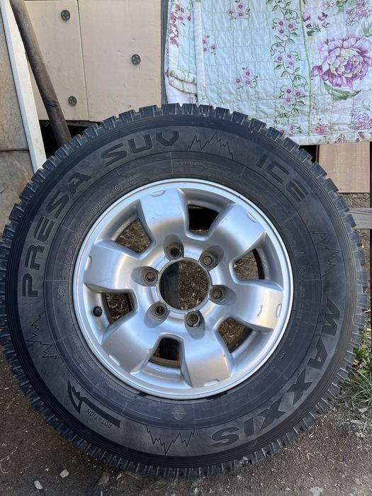 Продам диски с шиной Maxxis R15