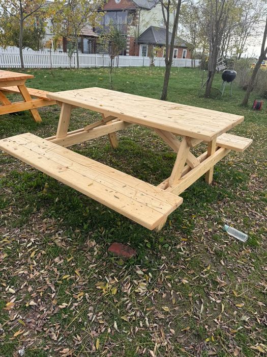 Vând mese din lemn masiv