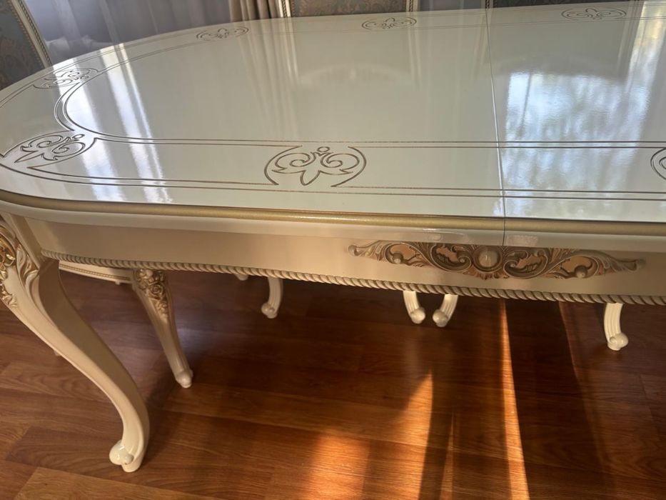 Шикарный гостинный стол