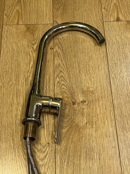 Стоящ смесител за умивалник в комплект с две дълги меки връзки