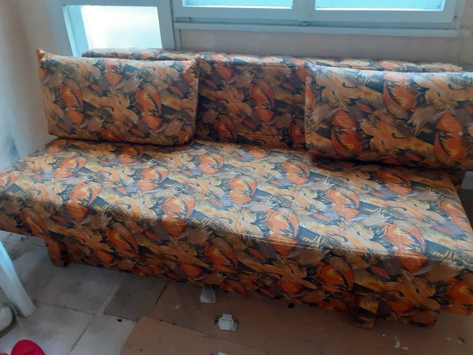 Разтегателен диван с ракла  водоустойчива  промазка и две възглавници