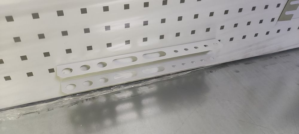 Стол-верстак с перфорированной панелью