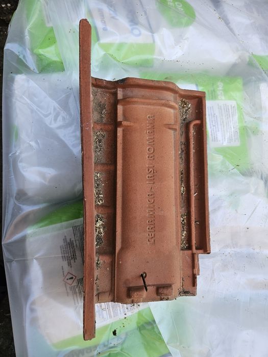 Țiglă ceramică in stare bună