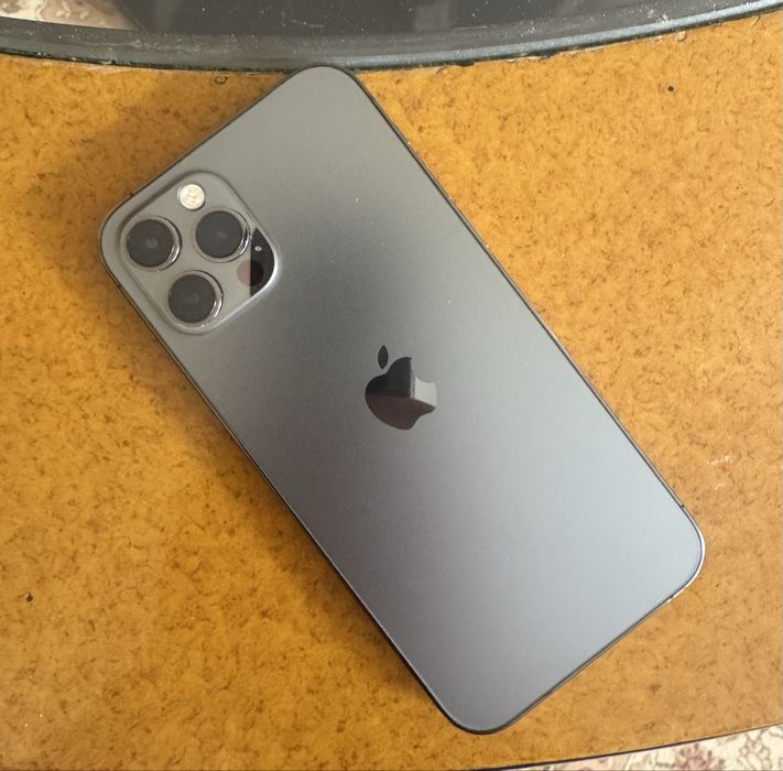 iPhone 12 Pro в идеальном состоянии
