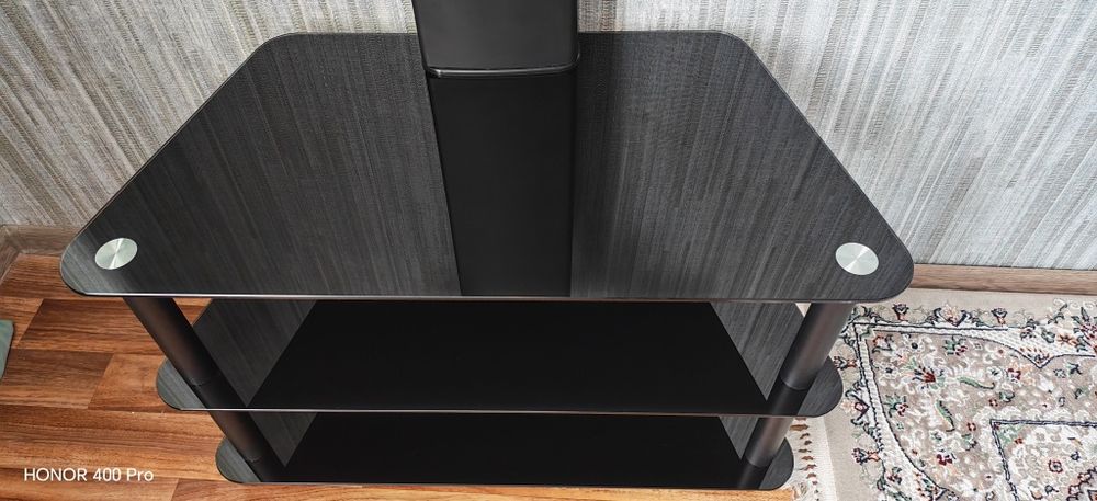 Стеклянная тумба для телевизора.