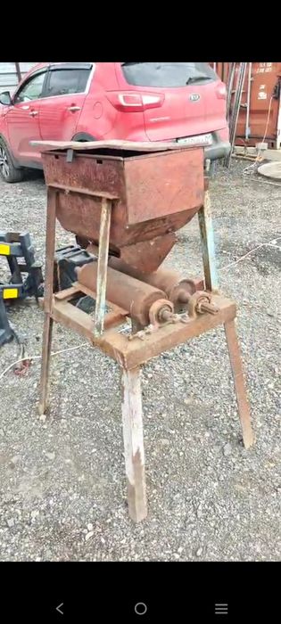 Зернодробилка в хорошем состоянии.