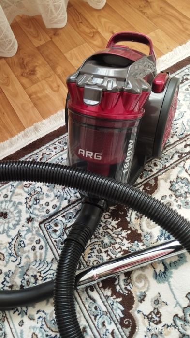 Продам маленький компактный пылесос