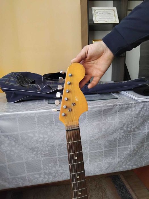 Elektron gitara sotiladi