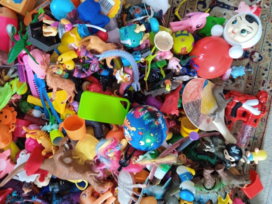 Игрушки разные продам.