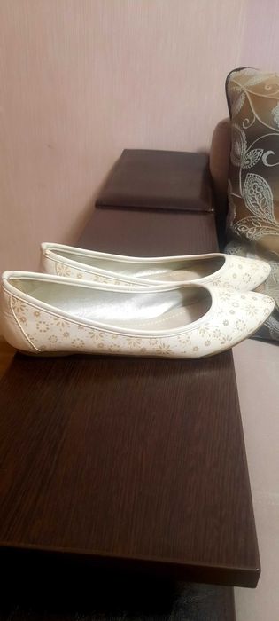 Продам балетки женские(белые)