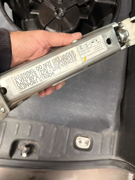 Крик,ключ за гуми  Авариен комплек Мерцедес W218, Mercedes W221,W222