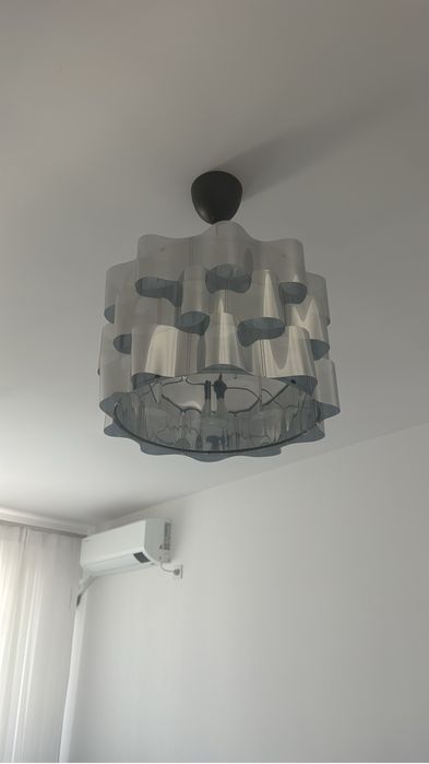Vand lustre 200 lei /2 lustre