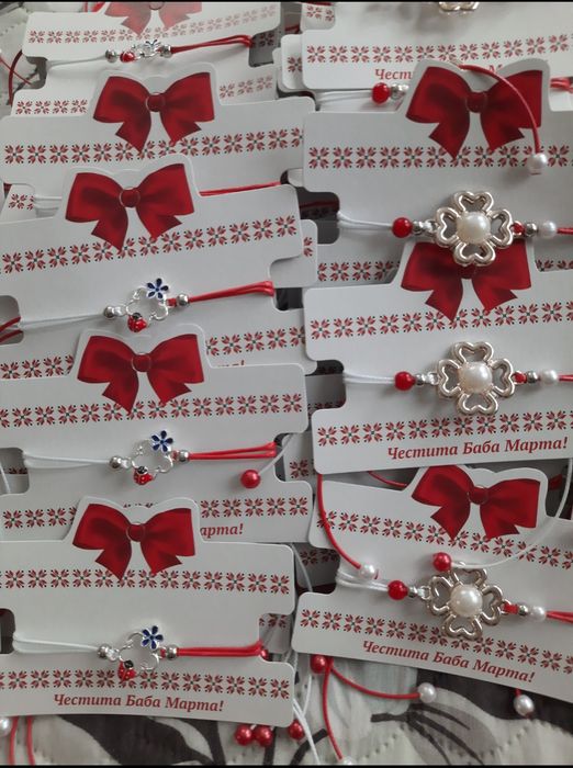 Мартеници гривни