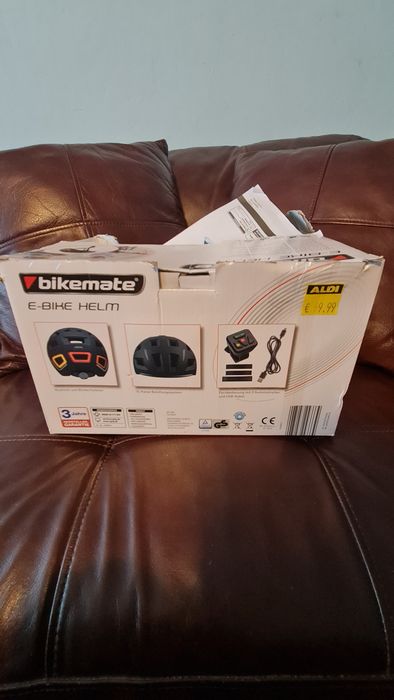 Casca bicicleta cu semnalizare integrata