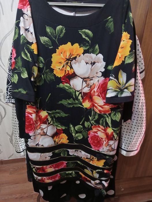 Продаются платья.