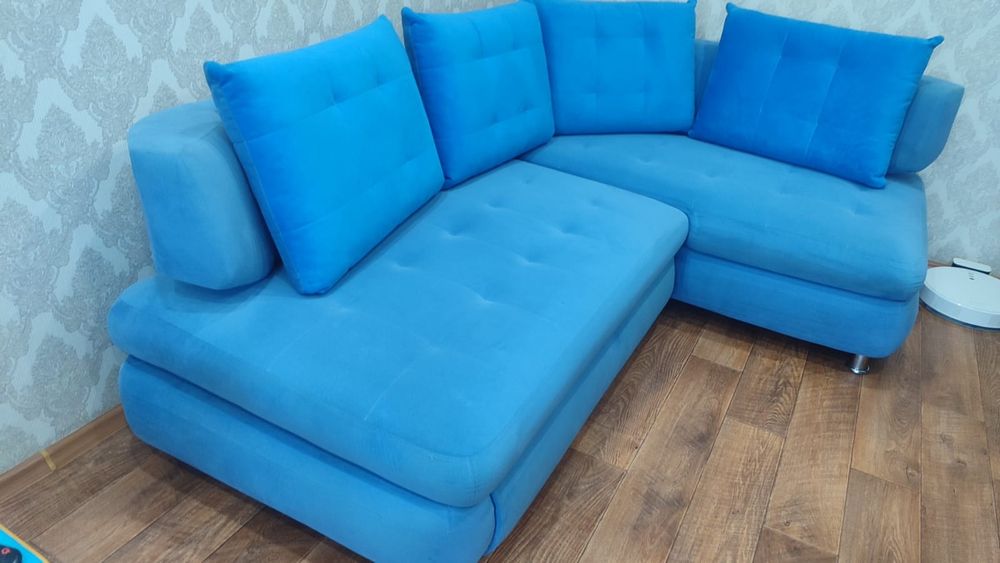 Диван угловой с подушками
