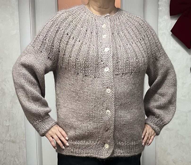 Cardigan tricotat manual