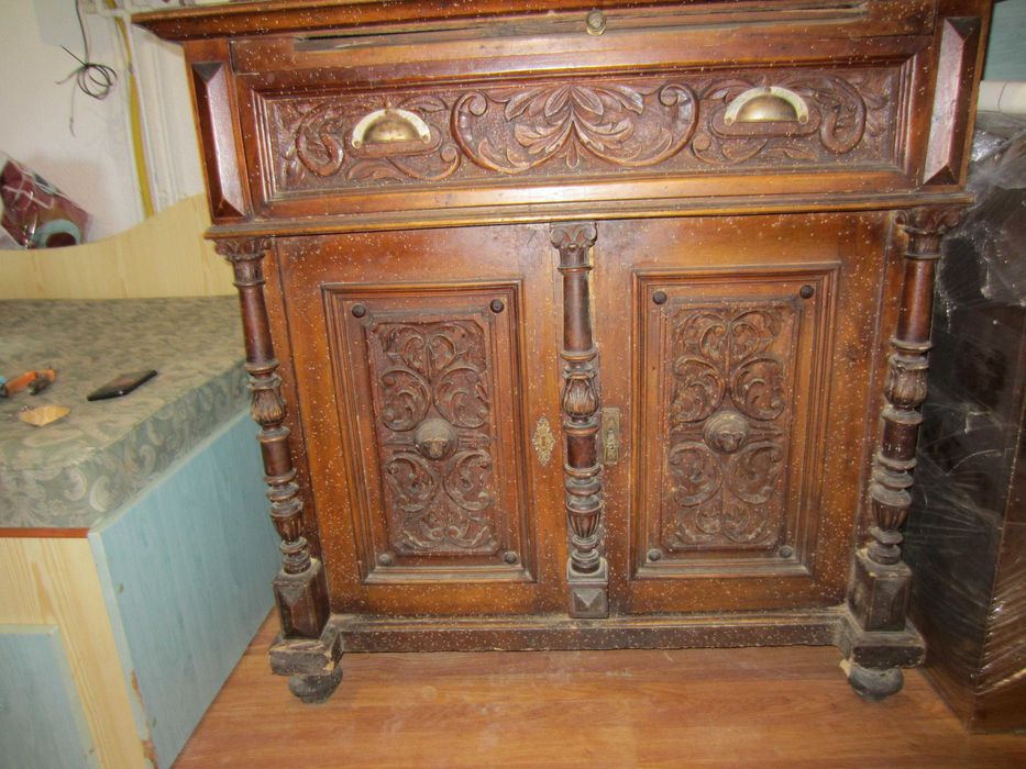 2 Dulapuri sculptate vechi de colectie circa 1850