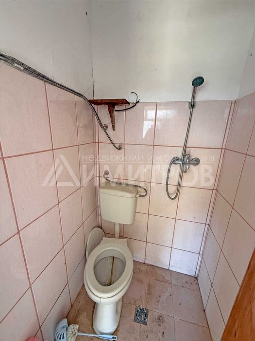 Продава се самостоятелна тухлена къща в гр. Плиска с двор близо 2 дка.