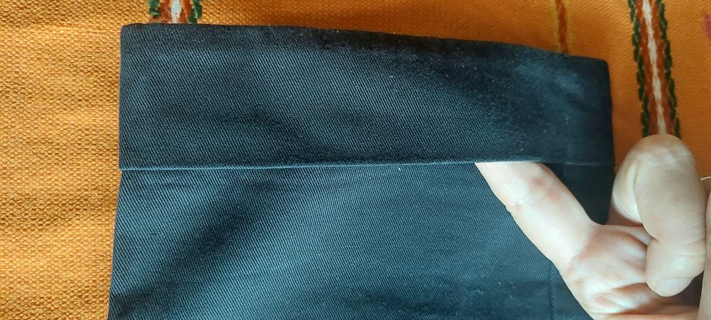 Мъжка бяла риза и два черни панталони