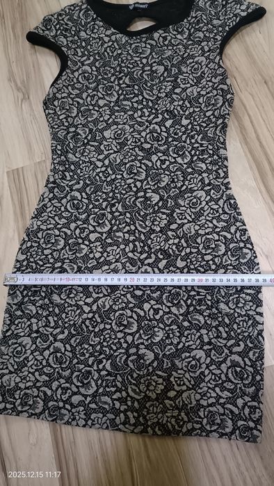 Rochie scurta , decupata la spate