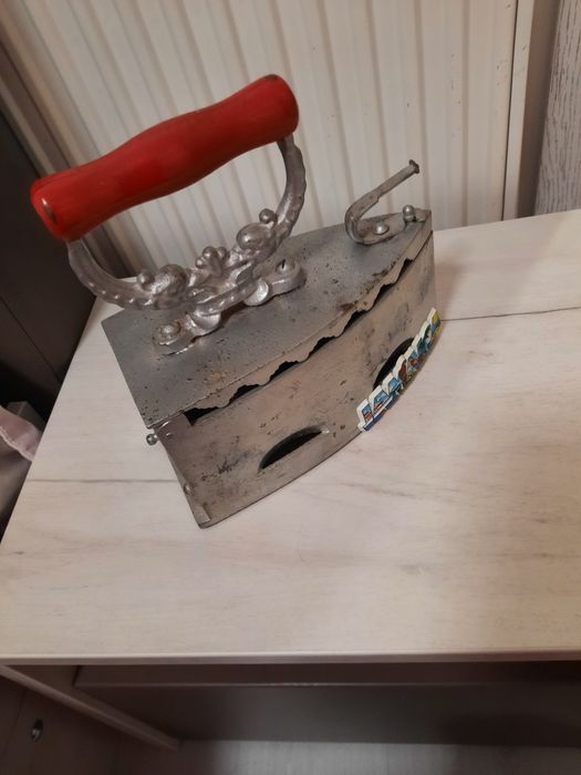 Антична ютия на въглища – автентичен винтидж акцент