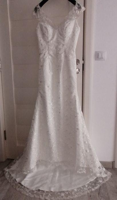 Rochie de mireasa NOUĂ tip sirenă cu trena, 2 voaluri, 1 lung si 1 scu