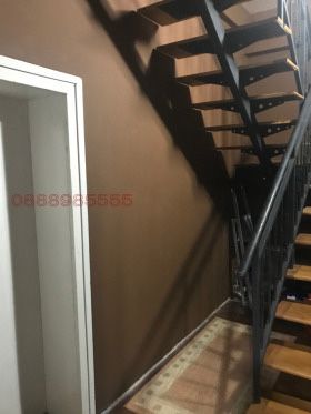 Къща с два жилищни и един призмен етаж в гр. Бяла Слатина