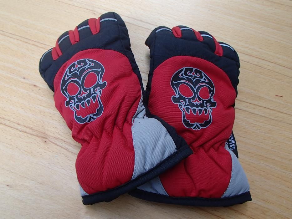 Продавам детски топли водоустойчиви ръкавици с пръсти и гумирани откъм