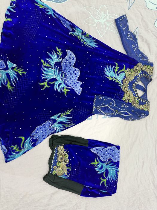 Bazm ko’ylagi ishtoni bilan. Holati yaxshi.